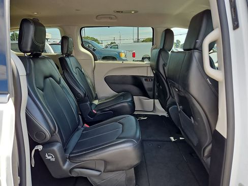 Used 2024 Chrysler Pacifica Touring-L FWD image 31