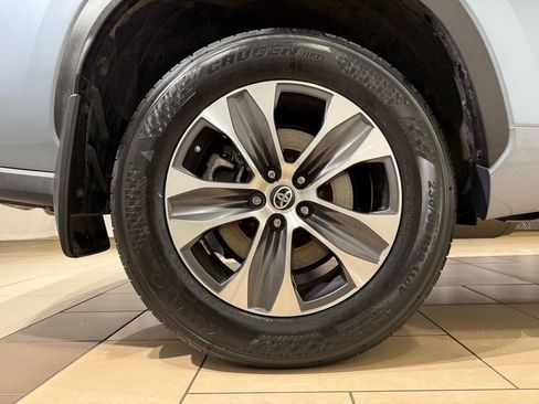 Used 2023 Toyota Highlander XLE AWD/4WD image 9