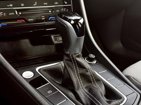 Used 2025 Volkswagen Jetta SE image 8