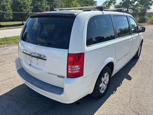 Used 2009 Chrysler Town & Country Touring FWD image 3