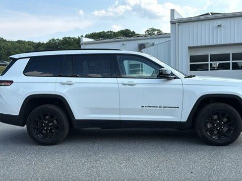 Certified 2025 Jeep Grand Cherokee L Altitude AWD/4WD image 5