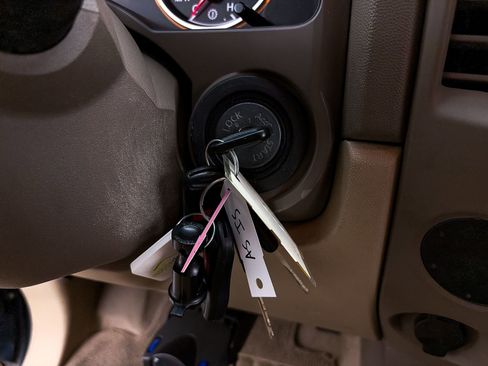 Used 2014 Nissan Titan SV w/ SV Premium Utility Package image 18