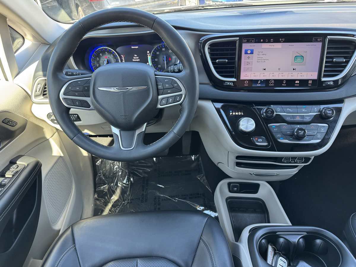 Used 2023 Chrysler Pacifica Touring-L FWD image 21