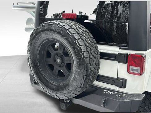 Used 2017 Jeep Wrangler Unlimited Sahara w/ Connectivity Group image 30