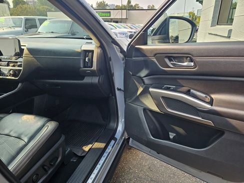 Used 2023 Nissan Pathfinder Platinum image 11