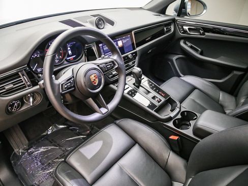Certified 2025 Porsche Macan AWD/4WD image 3