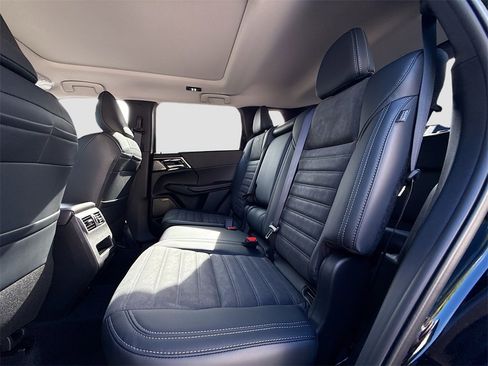 New 2025 Mitsubishi Outlander SE image 26