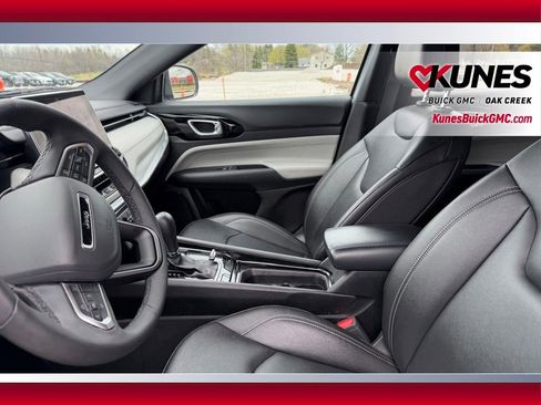 Used 2025 Jeep Compass Limited image 7