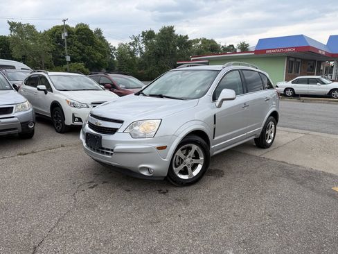 Used 2013 Chevrolet Captiva Sport LT FWD image 2