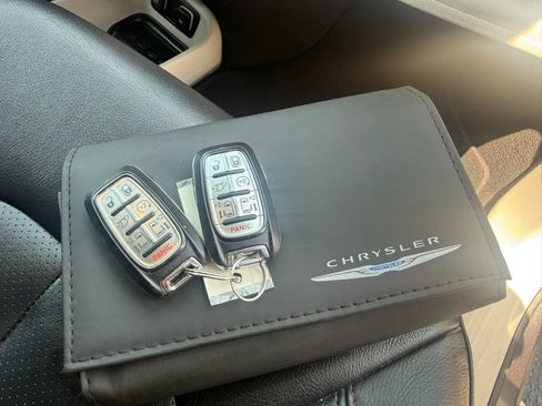Used 2019 Chrysler Pacifica Touring-L FWD image 51