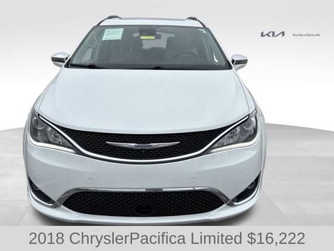 Used 2018 Chrysler Pacifica Limited w/ Tire & Wheel Group FWD image 3