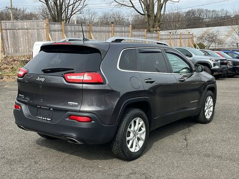 Used 2017 Jeep Cherokee Latitude w/ Cold Weather Group image 4
