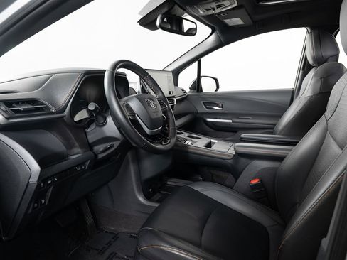 Used 2022 Toyota Sienna XSE image 14