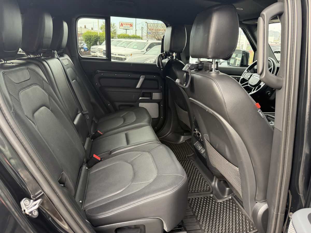 Used 2024 Land Rover Defender 130 X-Dynamic SE AWD/4WD image 16