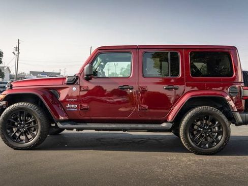 Used 2021 Jeep Wrangler Unlimited Sahara AWD/4WD image 3