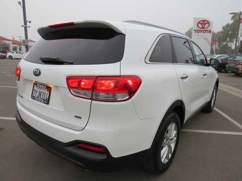 Used 2017 Kia Sorento LX w/ LX Convenience Package image 10