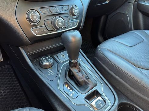 Used 2020 Jeep Cherokee Trailhawk image 16