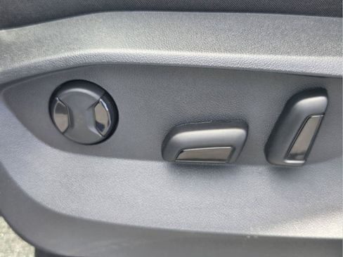 New 2026 Volkswagen Taos SE FWD image 19