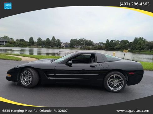 Used 2004 Chevrolet Corvette Coupe RWD image 2