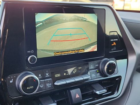 Used 2024 Toyota Highlander XLE image 25