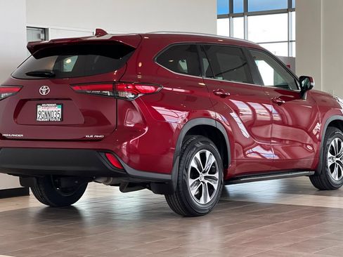 Used 2023 Toyota Highlander XLE AWD/4WD image 4