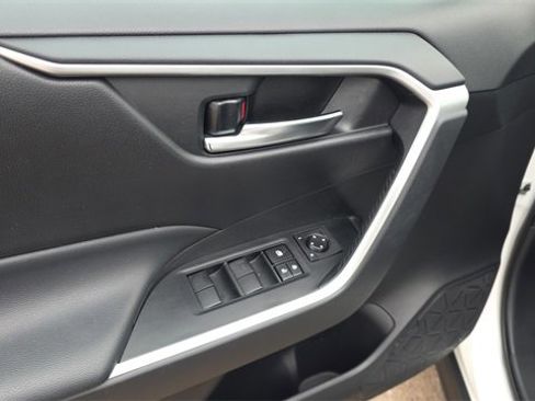 Used 2021 Toyota RAV4 XLE w/ Convenience Package image 11