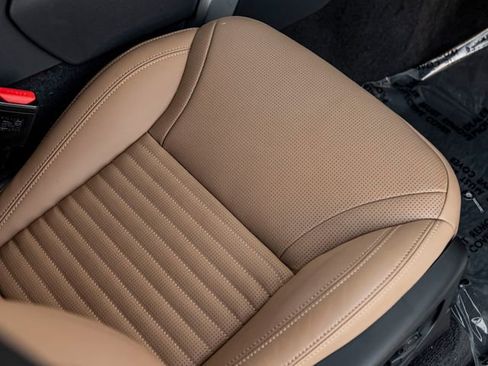 Used 2025 Land Rover Discovery Dynamic SE image 31