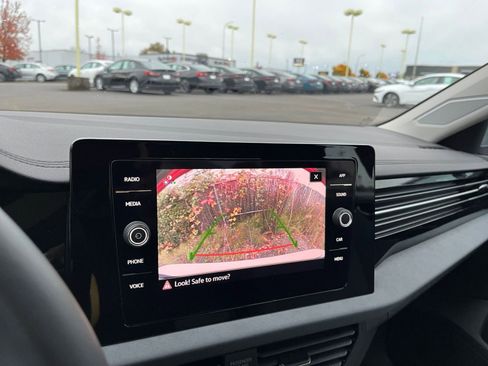 Used 2025 Volkswagen Jetta SE image 17