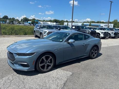 Used 2025 Ford Mustang Coupe RWD image 3