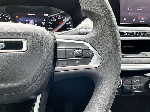 Used 2025 Jeep Compass Sport image 19