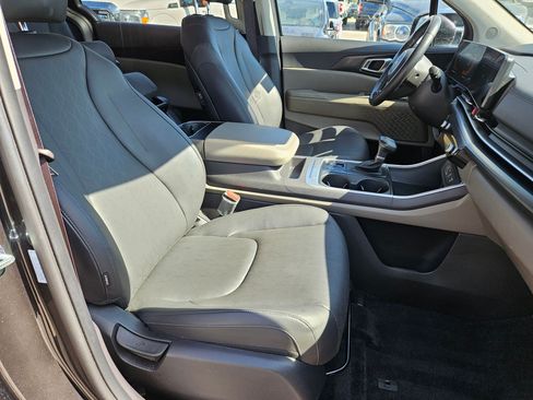 Used 2026 Kia Carnival FWD image 31