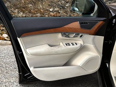 Used 2021 Volvo XC90 T6 Momentum w/ Protection Package Premier image 21