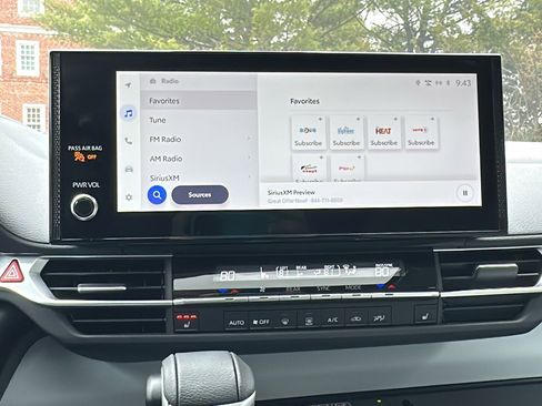 Used 2025 Toyota Sienna XLE w/ XLE Plus Package image 20