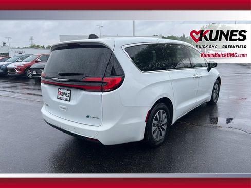 Used 2023 Chrysler Pacifica Touring-L FWD image 5