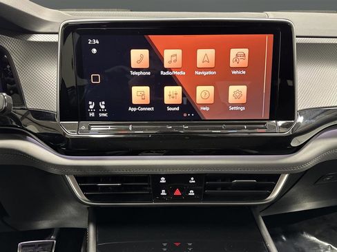 Used 2024 Volkswagen Atlas Peak Edition SE image 9