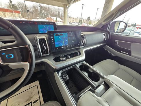 Used 2025 Ford Expedition Platinum image 17