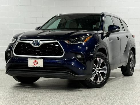 Used 2021 Toyota Highlander XLE AWD/4WD image 2