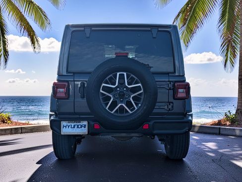Used 2025 Jeep Wrangler Unlimited Sahara AWD/4WD image 6