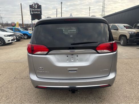 Used 2019 Chrysler Pacifica Limited image 3