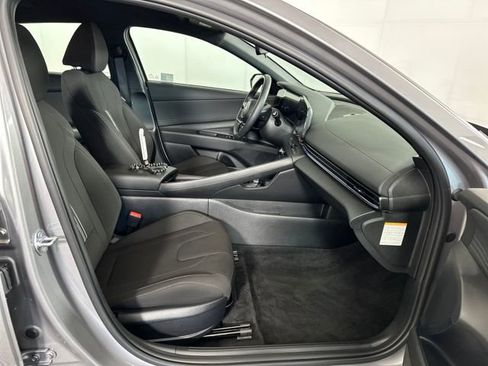 Certified 2025 Hyundai Elantra SEL image 60