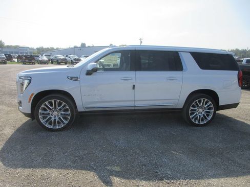 New 2026 GMC Yukon XL Denali w/ Denali Reserve Package AWD/4WD image 7