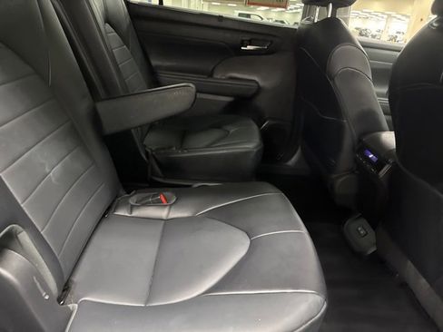 Certified 2022 Toyota Highlander XLE image 13
