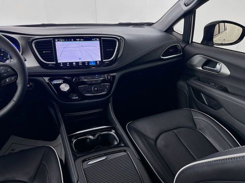 Used 2024 Chrysler Pacifica Limited w/ S Appearance Package image 28