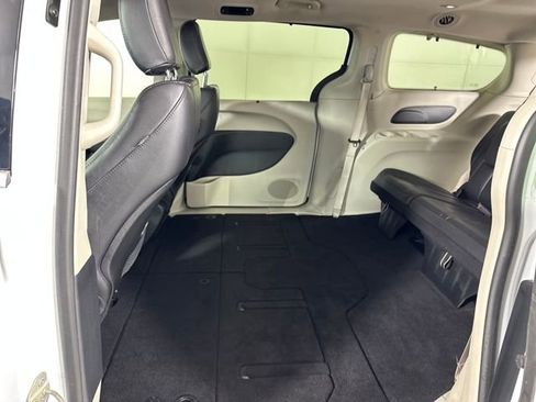 Used 2022 Chrysler Pacifica Touring-L image 25