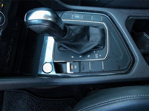 Used 2020 Volkswagen Tiguan SE w/ Panoramic Sunroof Package image 24