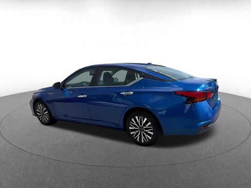 Used 2025 Nissan Altima 2.5 SV FWD image 10