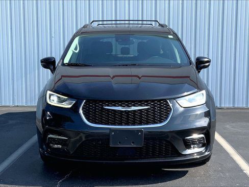 Used 2022 Chrysler Pacifica Touring-L FWD image 3