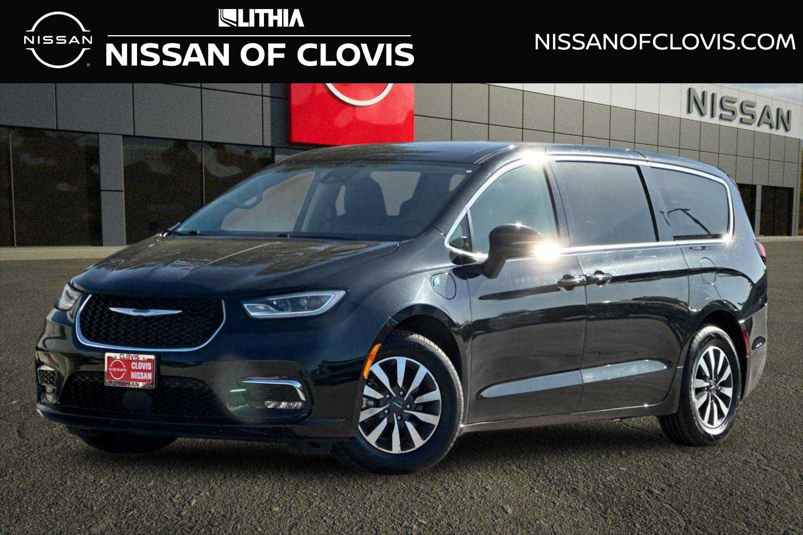 Used 2023 Chrysler Pacifica Touring-L FWD image 1