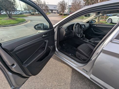Used 2023 Volkswagen Jetta SE w/ Panoramic Sunroof Package image 8