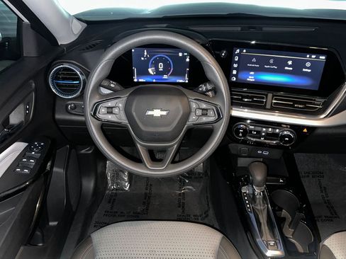 Used 2025 Chevrolet Trax LT image 32